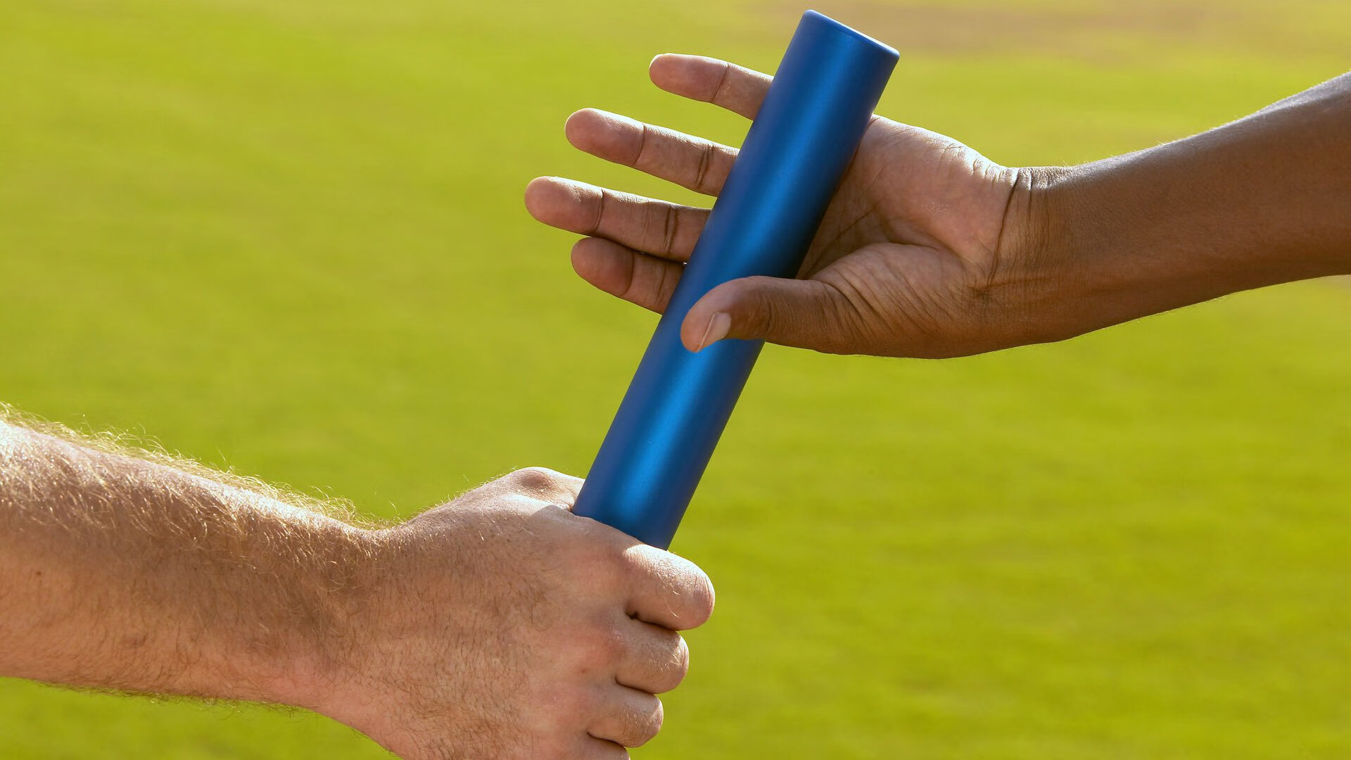 独行侠主帅带领球员亲自整理训练器材，独行侠球队的球员