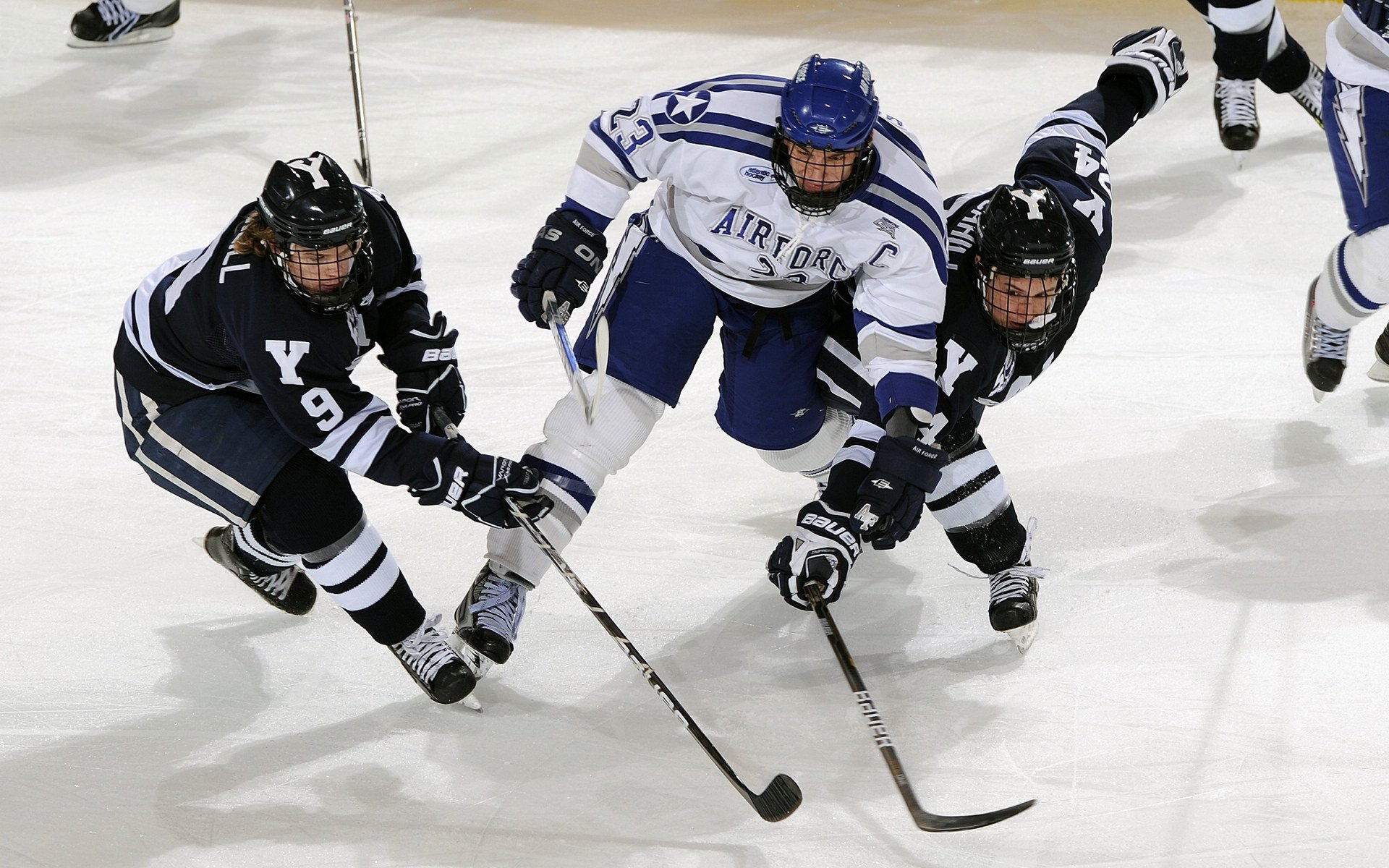 AC米兰赛程-简：迅速的边路突破给全黑队带来更多得分机会